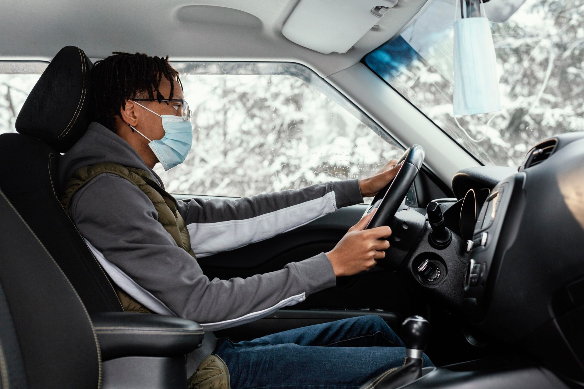 Chic Philly Comfort's Premier Transportation Service friendly and professional driver driving while wearing PPE mask Chic Philly Comfort's Premier Transportation Service friendly and professional driver driving while wearing PPE mask